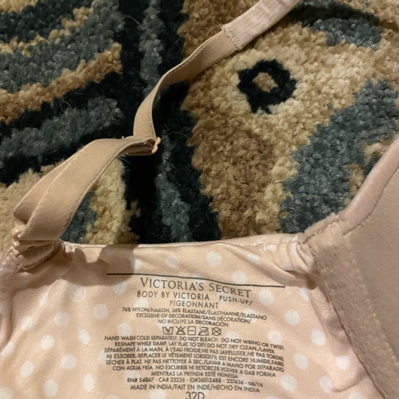 Womens 32D Victoria secret bra - Picture 4 of 4